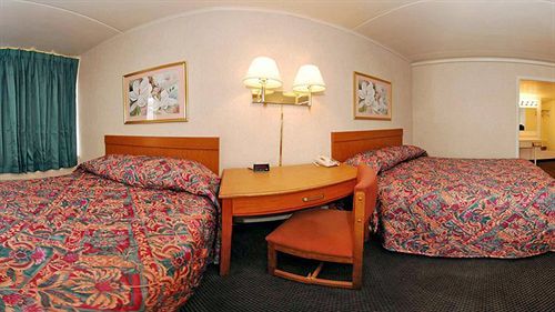 Rodeway Inn Woodbridge Exterior photo